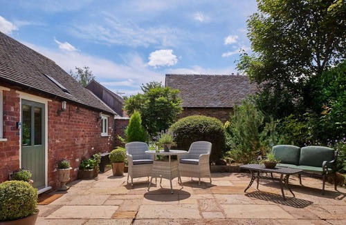 Hollington Cottage | The Retreat is a carefully transformed barn offering elegant and comfortable accommodation in the charming village of Hollington, close to Ashbourne and just a ten-minute drive from the Peak District.