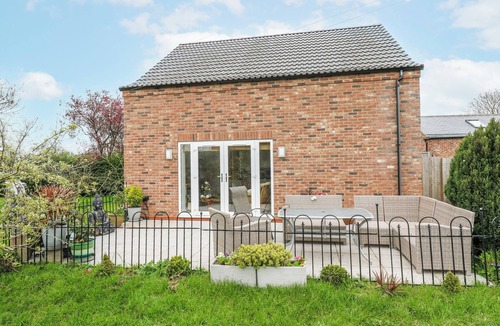 West Cowick Cottage | THE RETREAT, romantic, with a garden in Snaith