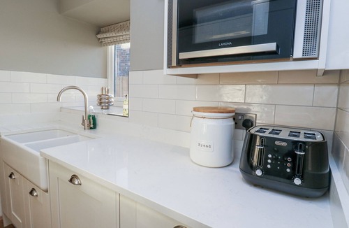 Wakefield Cottage | THE ROBINS NEST, pet friendly, with hot tub in Wintersett