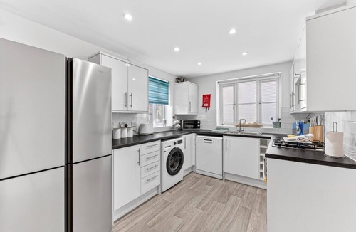 Bedford House | The Russet Detached 5 Bedroom House Driveway Parking Sky TV Work Desk Yoko Property