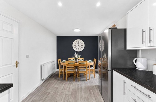 Bedford House | The Russet Detached 5 Bedroom House Driveway Parking Sky TV Work Desk Yoko Property