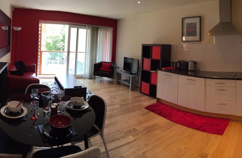 Hull Old Town Apartment | The Sawmill, Stylish city centre accommodation with a quiet setting RED