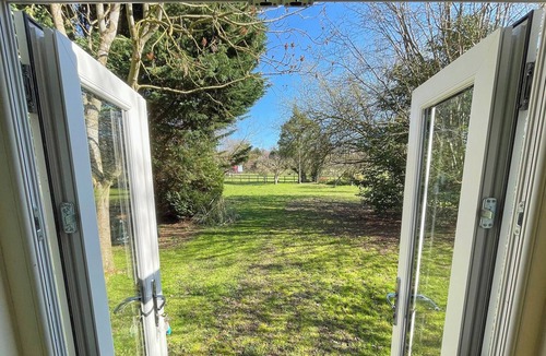 Wallingford Cottage | THE SHEPHERDS HUT, romantic, with a garden in Wallingford