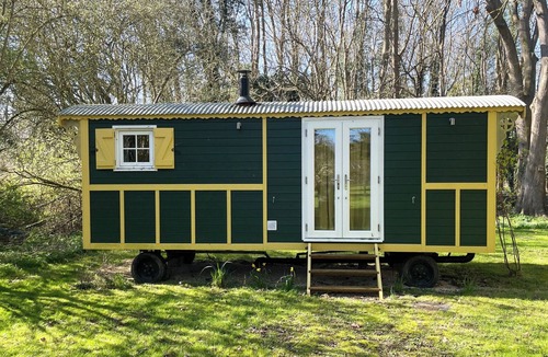 Wallingford Cottage | THE SHEPHERDS HUT, romantic, with a garden in Wallingford