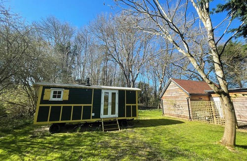 Wallingford Cottage | THE SHEPHERDS HUT, romantic, with a garden in Wallingford
