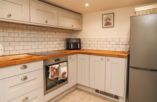 Haworth Cottage | THE SNUG ON THE COBBLES, romantic, with a garden in Haworth