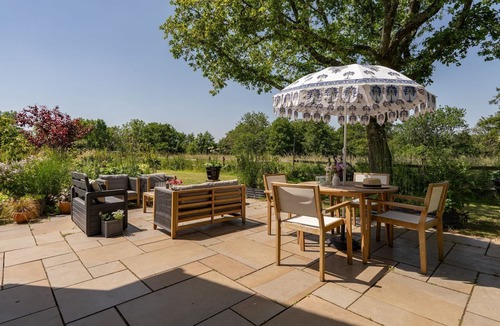 Halesowen Cottage | The Timber House - sleeps 8 guests in 4 bedrooms