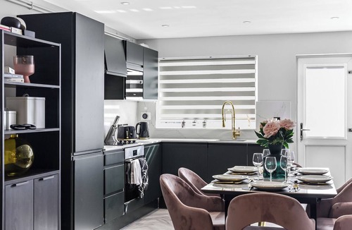 Turkey Street House | The Ultimate Hangout 4BR Modern House with Garden