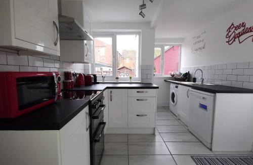 Burton on Trent House | The Wellington - Stylish 3-Bedroom House, Sleeps 8, Ideal for Professionals