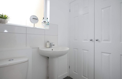 Bedford Apartment | This is the One bright central 1BR well equiped.