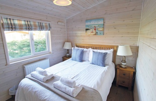 Alford Cabin | This Lodge is nestled in woodlands and comprises of two double rooms and two twin rooms.