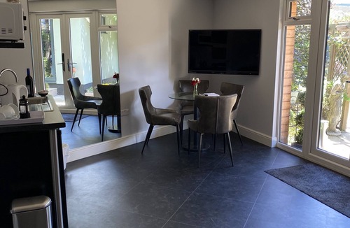 Hemel Hempstead House | Thistle Lodge - Quiet Garden Lodge with off road parking