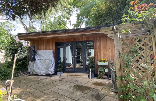 Hemel Hempstead House | Thistle Lodge - Quiet Garden Lodge with off road parking