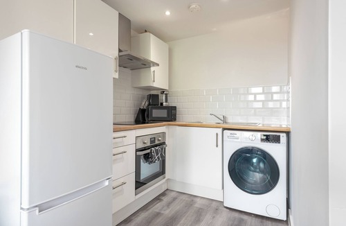 Wakefield Apartment | Thornhill House by Guestz