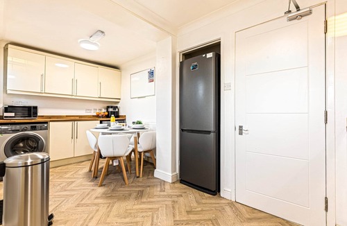 Leicester House | Threadgold|4 Bedroom Home|Sleeps 8 Guests|4 Beds|Leicester