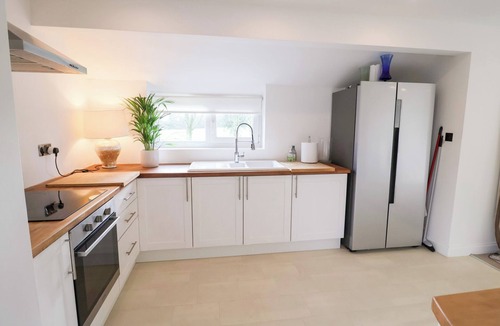 Diss House | THREE WAYS, pet friendly, with hot tub in Garboldisham