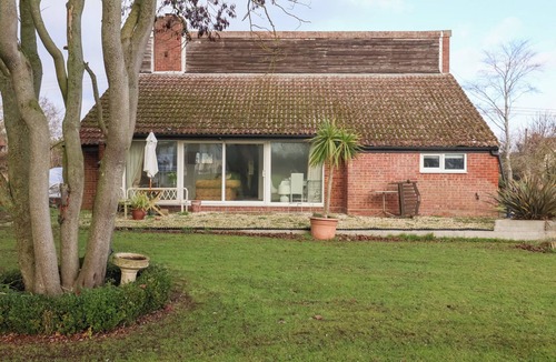 Diss House | THREE WAYS, pet friendly, with hot tub in Garboldisham