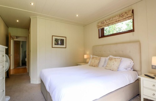 Oakham Cabin | TICKENCOTE, stylish interior, WiFi, Exton