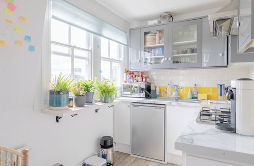 St. Helen's Apartment | Top Floor 1BD Flat with Balcony - Ladbroke Grove