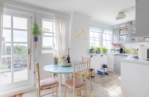 St. Helen's Apartment | Top Floor 1BD Flat with Balcony - Ladbroke Grove