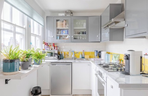 St. Helen's Apartment | Top Floor 1BD Flat with Balcony - Ladbroke Grove