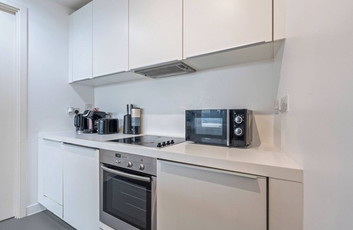 Theatreland Birmingham Apartment | Tranquil 2-bedroom apartment in welcoming Birmingham neighborhood