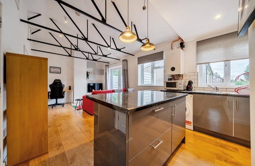 Iffley Apartment | Trendy 2 Bed Flat in Oxford with Balcony & Parking - Pass the Keys