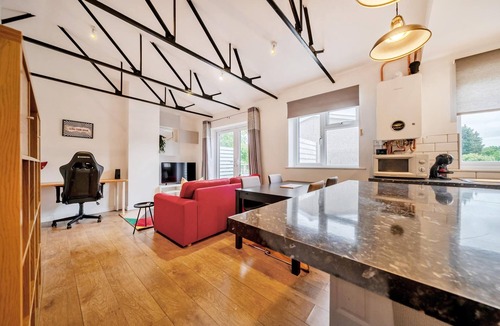 Iffley Apartment | Trendy 2 Bed Flat in Oxford with Balcony & Parking - Pass the Keys