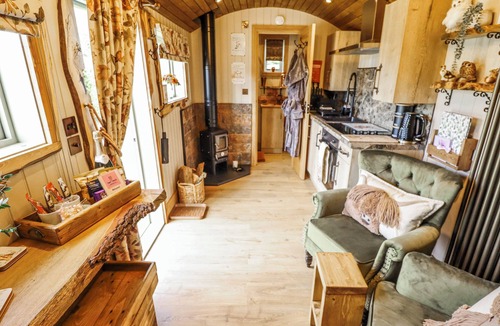 Louth Cottage | TWIT TWOO SHEPHERDS HUT, pet friendly in North Somercotes