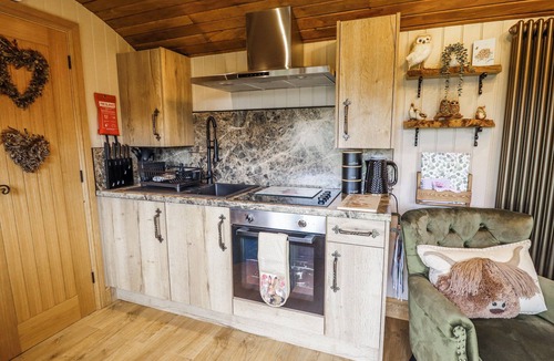 Louth Cottage | TWIT TWOO SHEPHERDS HUT, pet friendly in North Somercotes