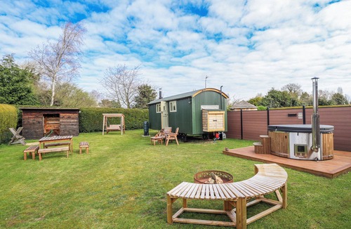 Louth Cottage | TWIT TWOO SHEPHERDS HUT, pet friendly in North Somercotes