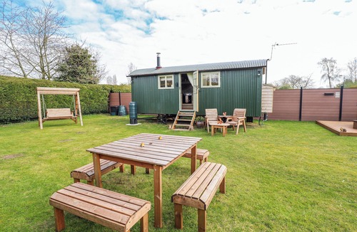 Louth Cottage | TWIT TWOO SHEPHERDS HUT, pet friendly in North Somercotes