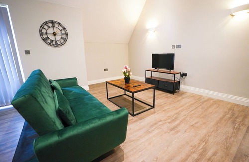 Osterley Apartment | Two Bedroom Apartment with Balcony opposite Osterly Park.