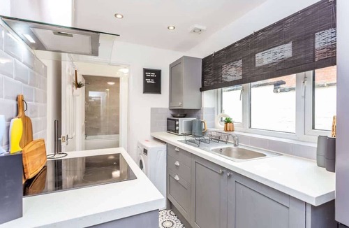Darlington House | Two Bedroom Family Apartment Near Town Centre Chic Stay