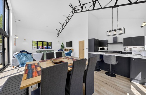 Foxley House | Two Duck Barn Luxury Barn Conversion with Hot Tub , Games room and EV charger