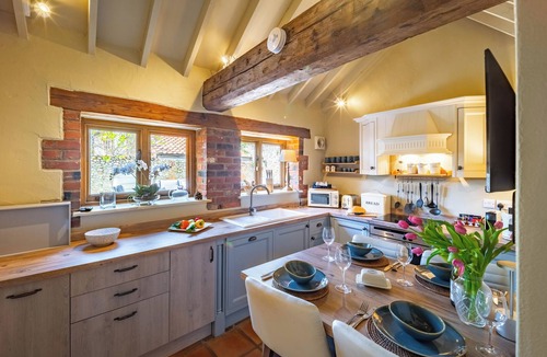 Langham Cottage | Two Kingsize Bedrooms with Bathrooms Ensuite, Walled Garden, Aircon, Parking