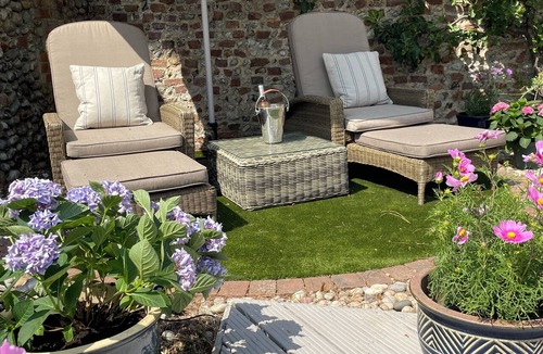 Langham Cottage | Two Kingsize Bedrooms with Bathrooms Ensuite, Walled Garden, Aircon, Parking