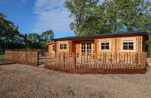 Sleaford House | Tythe Lodge Hot Tub Retreat in Rural Lincolnshire Family-friendly Lodge Near Heckington