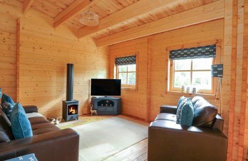 Sleaford House | Tythe Lodge - Hot Tub Retreat in Rural Lincolnshire Family-Friendly Lodge Near Heckington