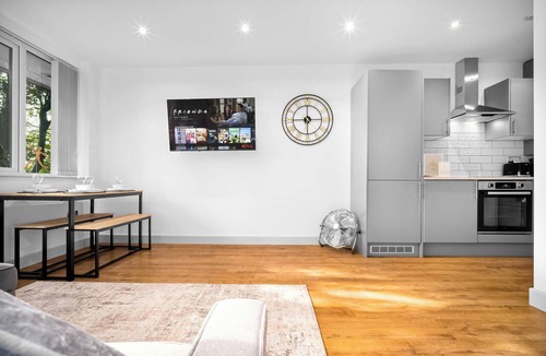 Cannock Apartment | Uebert Heights| 2Bed| Slp6| Closest to Cannock Town (5min walk)| Free Parking
