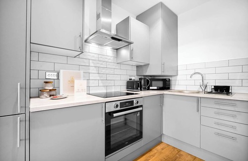 Cannock Apartment | Uebert Heights| 2Bed| Slp6| Closest to Cannock Town (5min walk)| Free Parking
