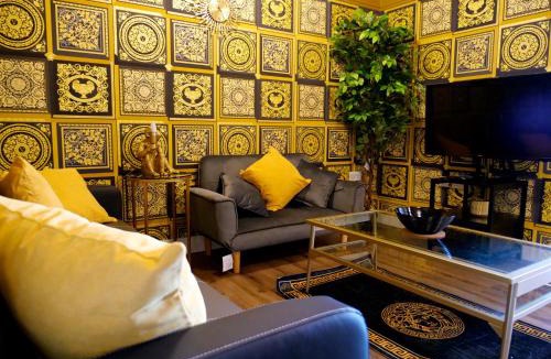 Rotherham Apartment | Ultra Deluxe Versace Apartment Near Sheffield FULL SKY TV