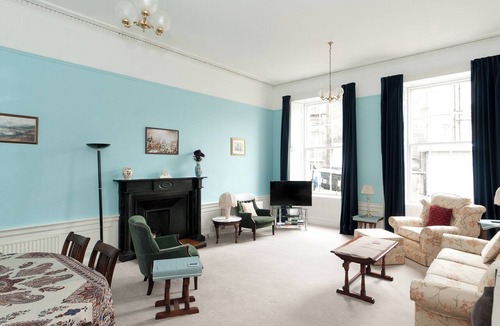New Town Apartment | Union Street [363] is a Spacious 3 bedroom Georgian apartment in the city centre.