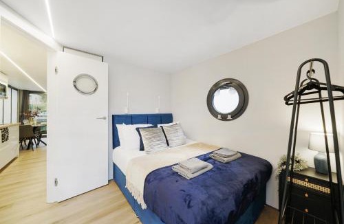 Canary Wharf Boat Rental | Unique Water Lodge in London - Roof Terrace
