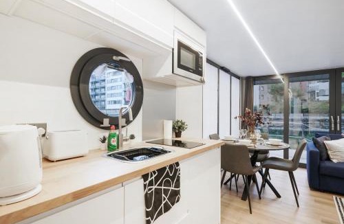 Canary Wharf Boat Rental | Unique Water Lodge in London - Roof Terrace
