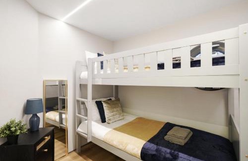 Canary Wharf Boat Rental | Unique Water Lodge in London - Roof Terrace