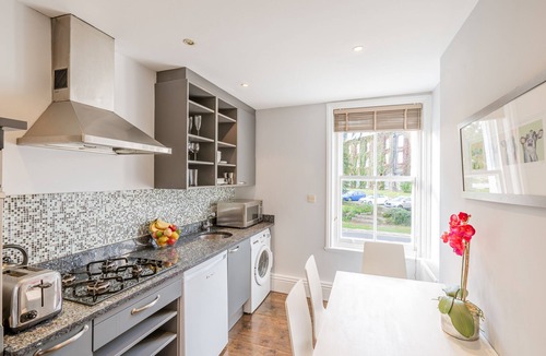Harrogate City Centre Apartment | Upper Swan View Harrogate - great location. Sleeps 3. Dog Friendly. Free Parking