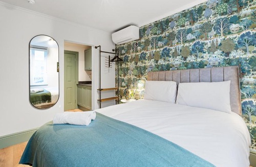 Warwick Apartment | Upper Victoria