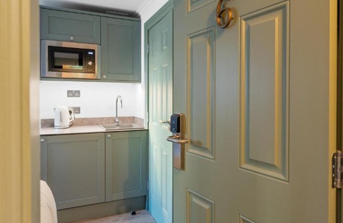 Warwick Apartment | Upper Victoria