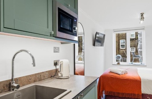 Warwick Apartment | Upper Victoria